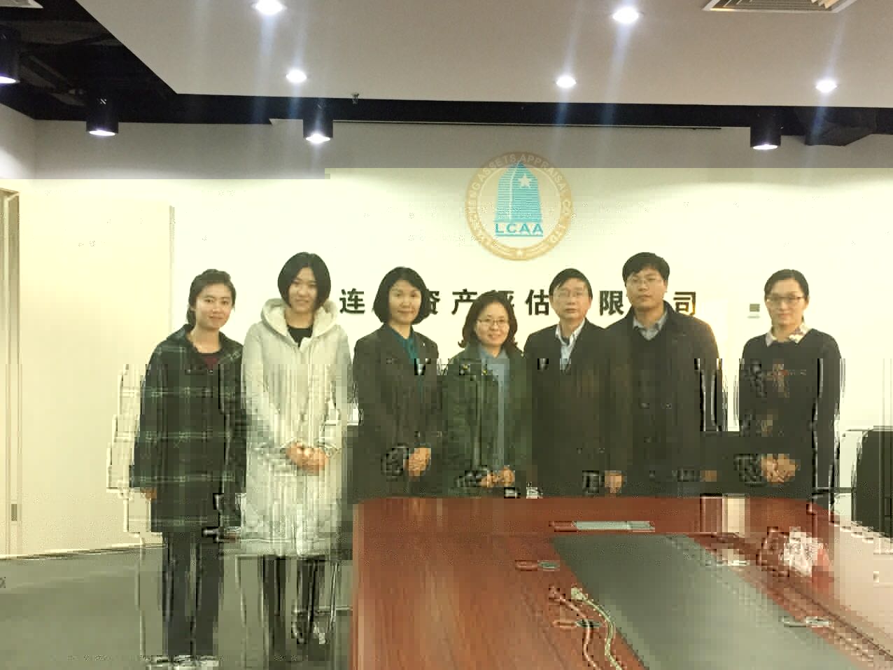 1480399966640614.jpg 資産評估系師生與劉伍堂總經理合影留念.jpg